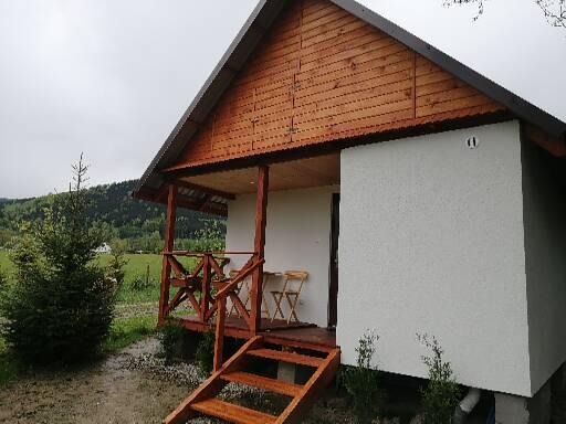 Deska elewacją na domku letniskowym