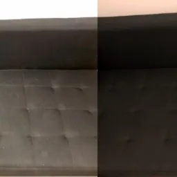 Ciemnoszara sofa z tapicerowanymi kwadratami, widok przed i po czyszczeniu, ukazujący wyraźną r&oacute;żnicę w odświeżeniu materiału.