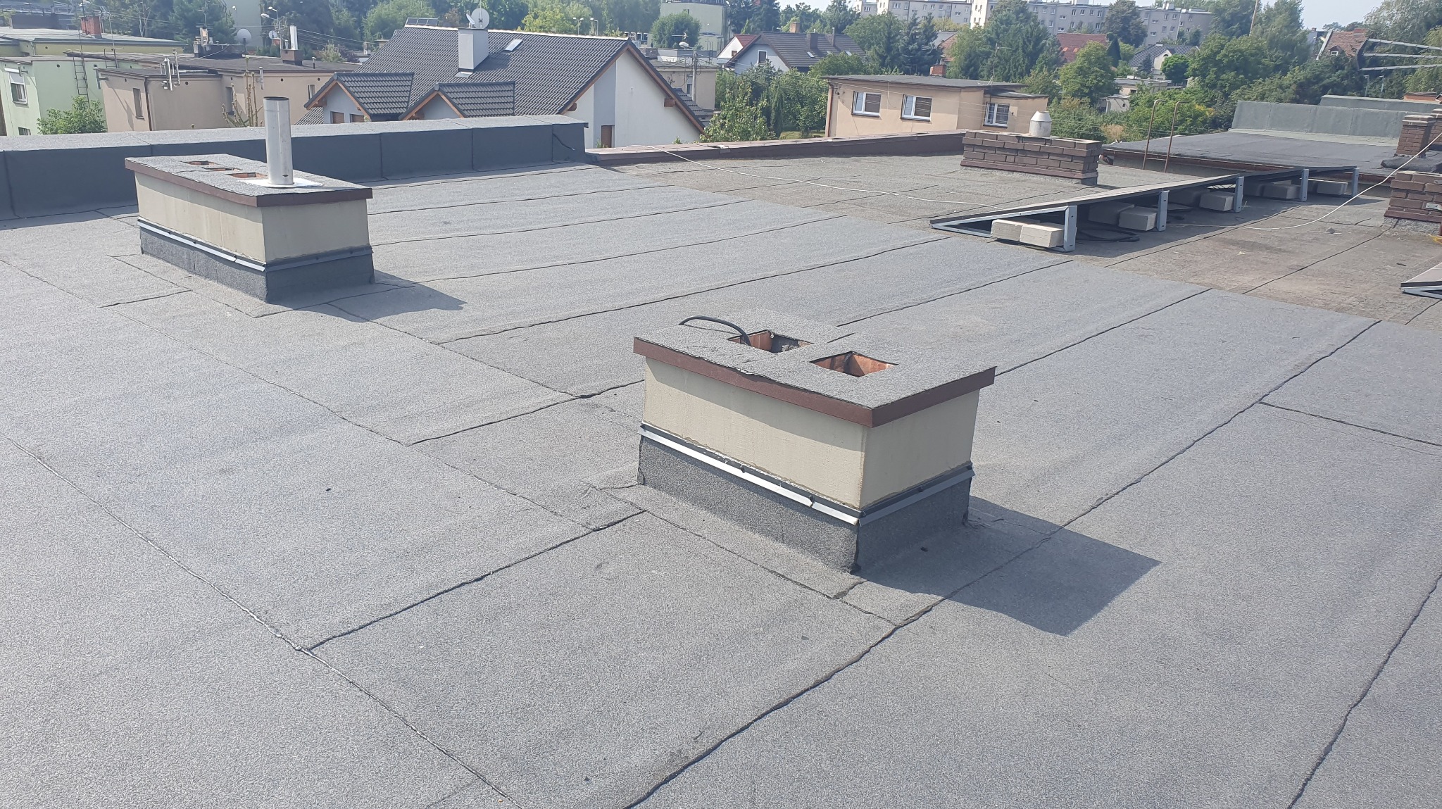 wykonanie termomodernizacji dachu (docieplenie z zewnątrz, nowa warstwa papy)