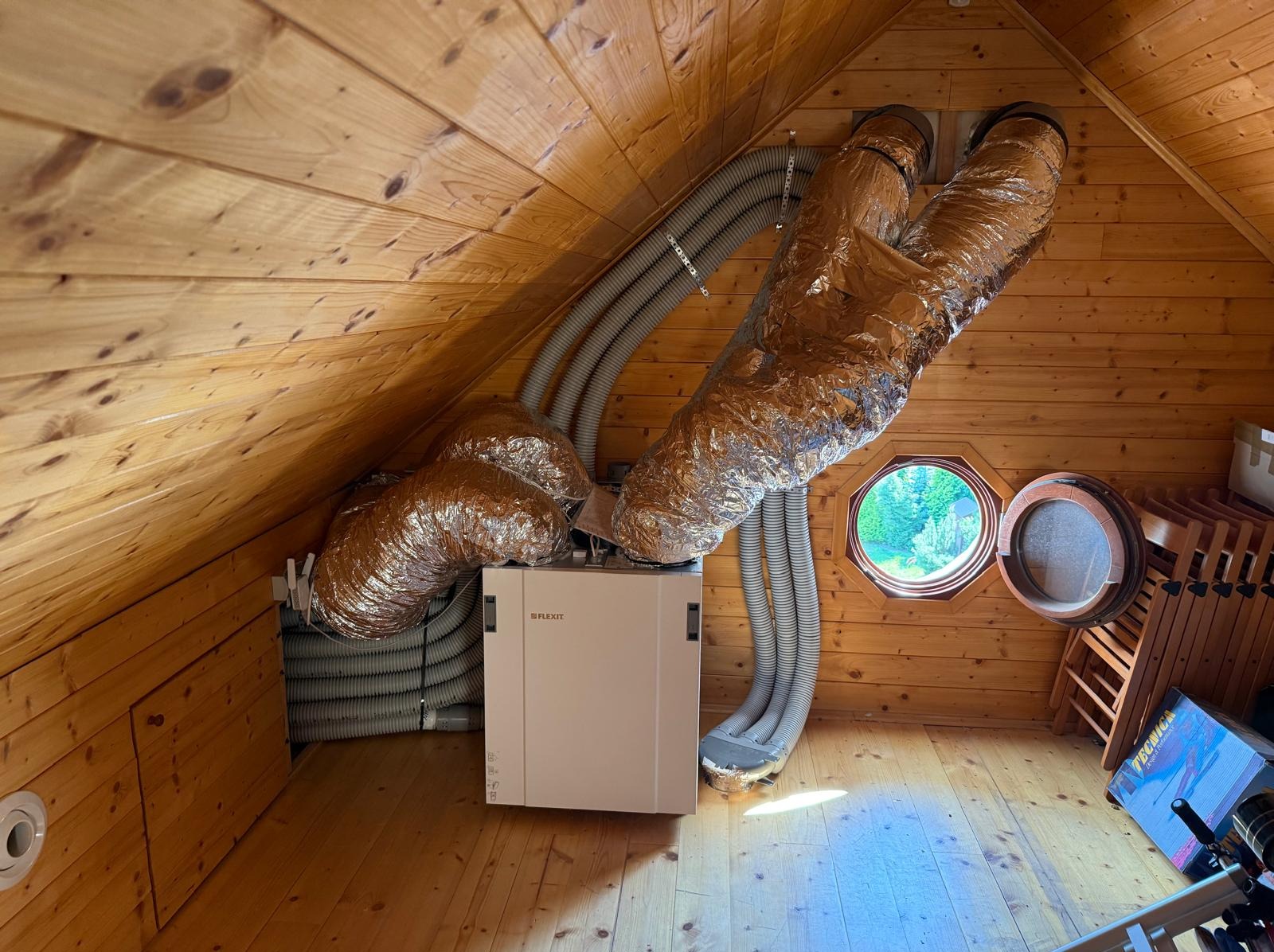 montaż rekuperacji w istniejącym budynku, rekuperator z wymiennikiem obrotowym marki flexit