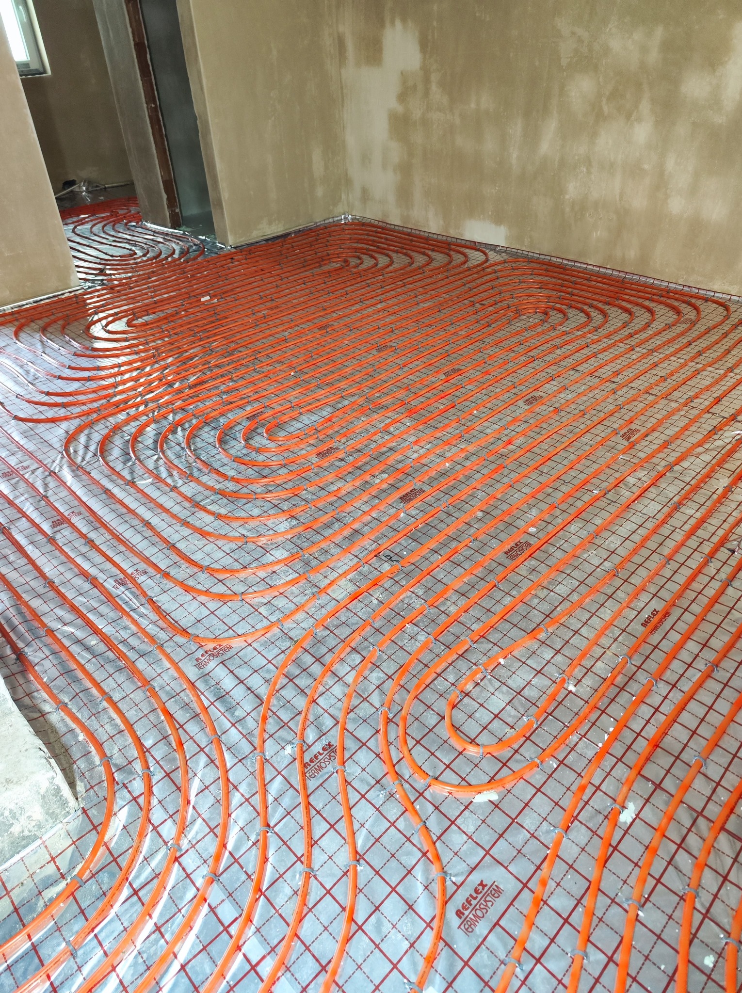 montaż systemu ogrzewania podłogowego