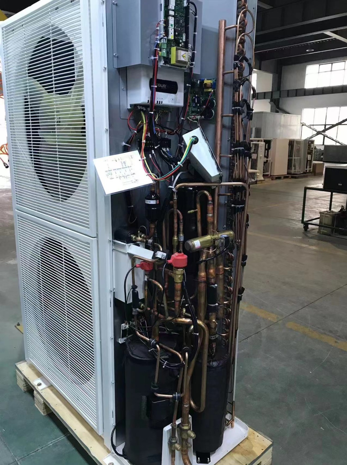 pompa ciepła po demontażu obudowy zewnętrznej (serwis)