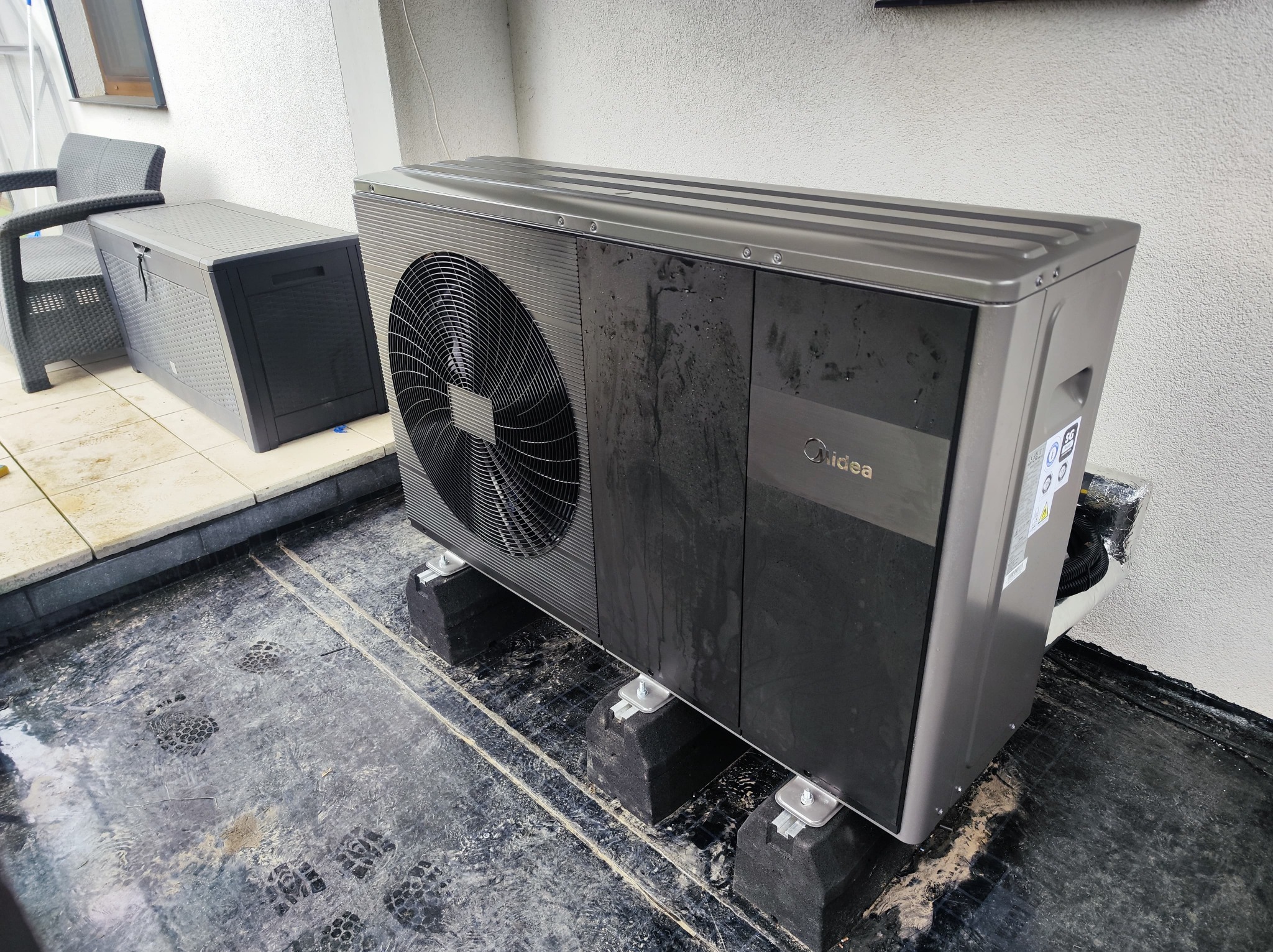 montaż pompy ciepła Midea