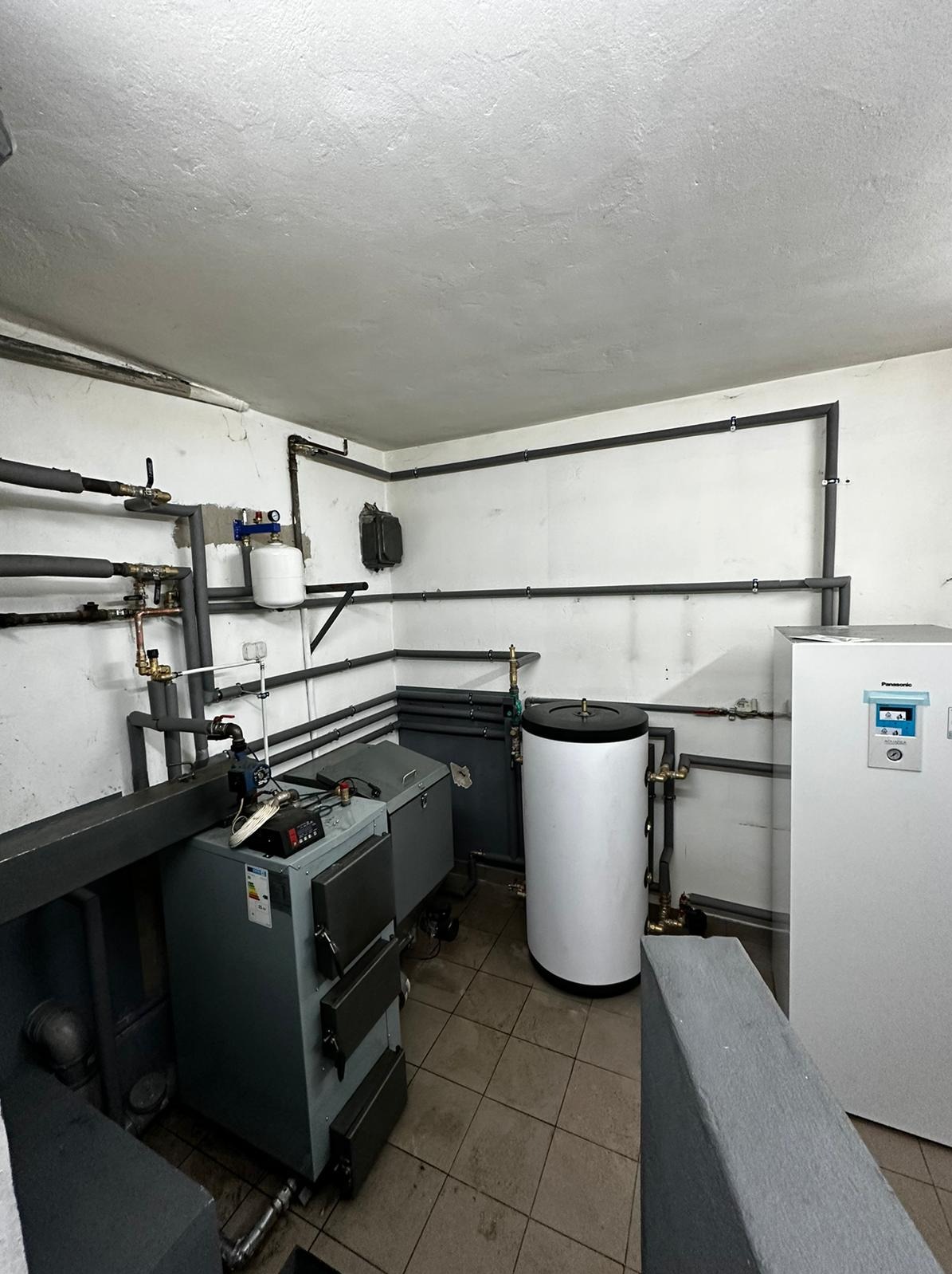 dwa źródła ciepła w kotłowni połączone w jednym systemie grzewczym