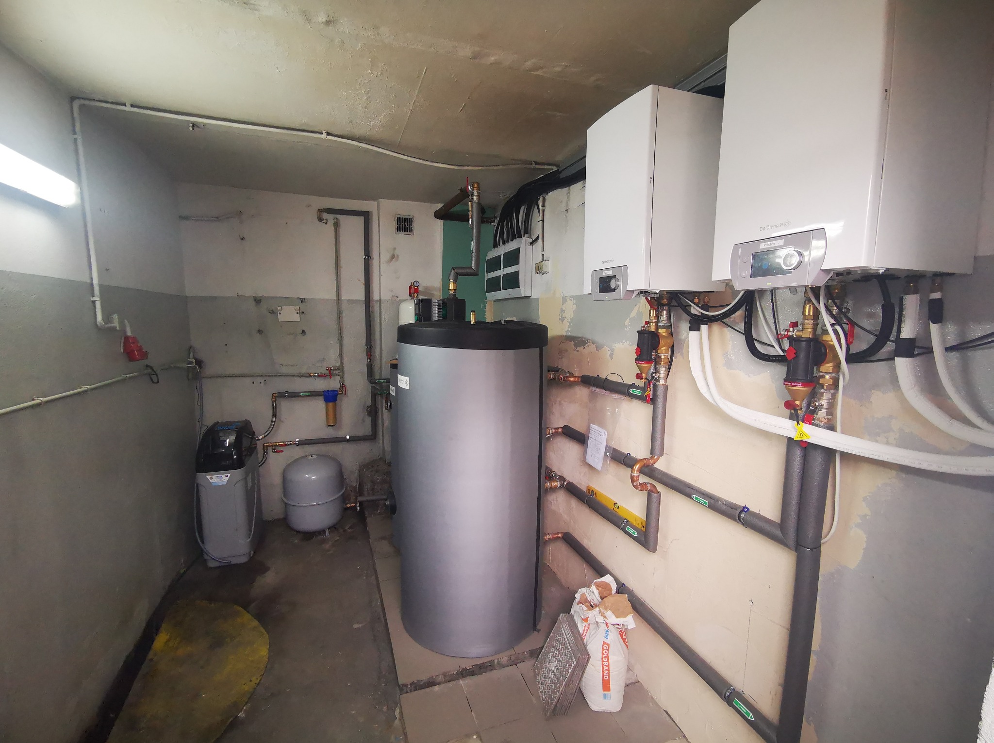 Układ kaskadowy pomp ciepła De dietrich z buforem 500 litrów