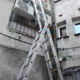 KOTECH Paweł Kot - Zewnętrzne jednostki klimatyzacyjne zamontowane na elewacji budynku, widoczne drabiny aluminiowe ustawione do ściany, instalacja w trakcie montażu.