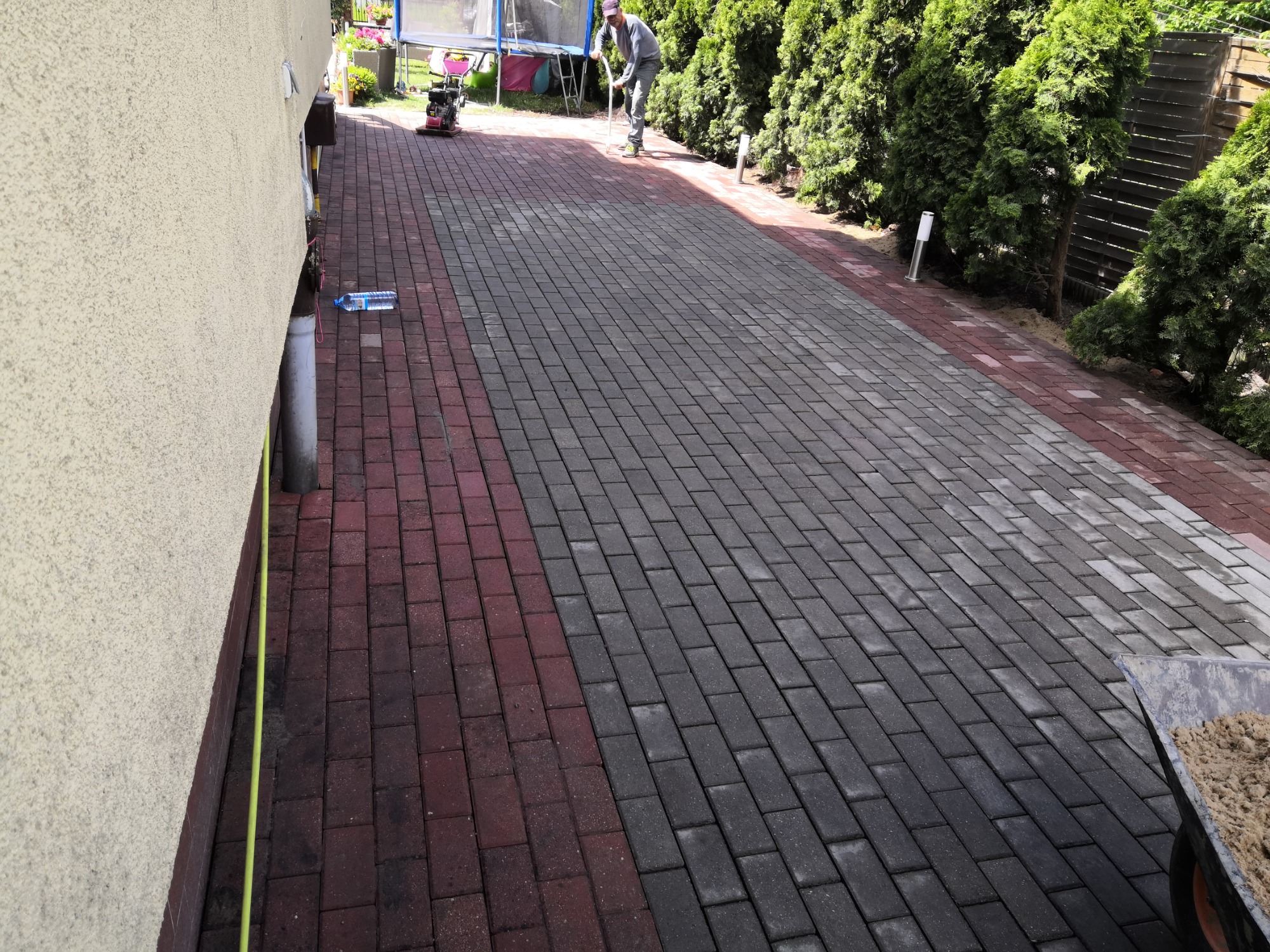 Chodnik koło domu na plac zabaw dla dzieci i altanke. Kostka rozbiorkowa