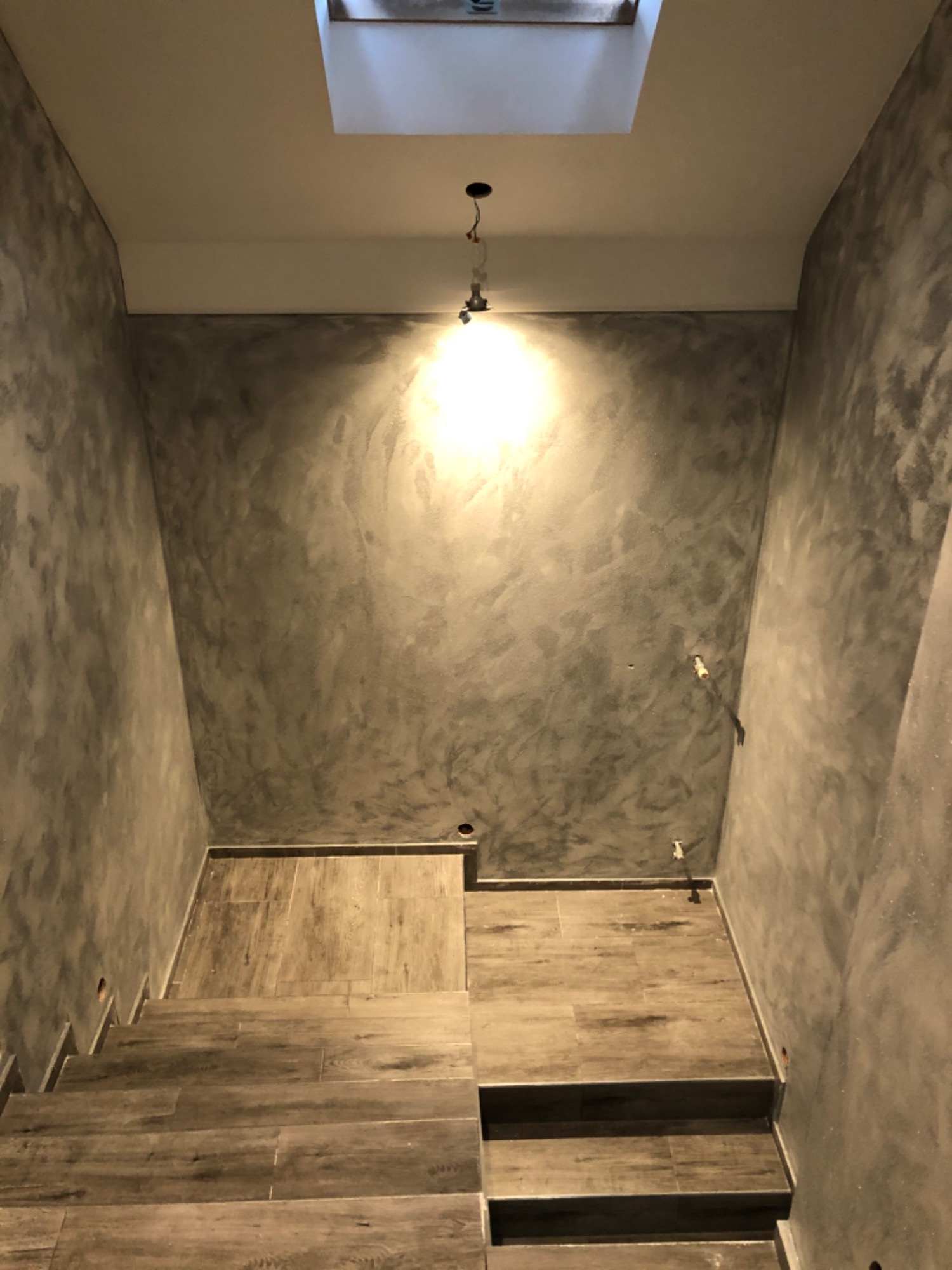 Malowanie ścian tynkiem ozdobnym.