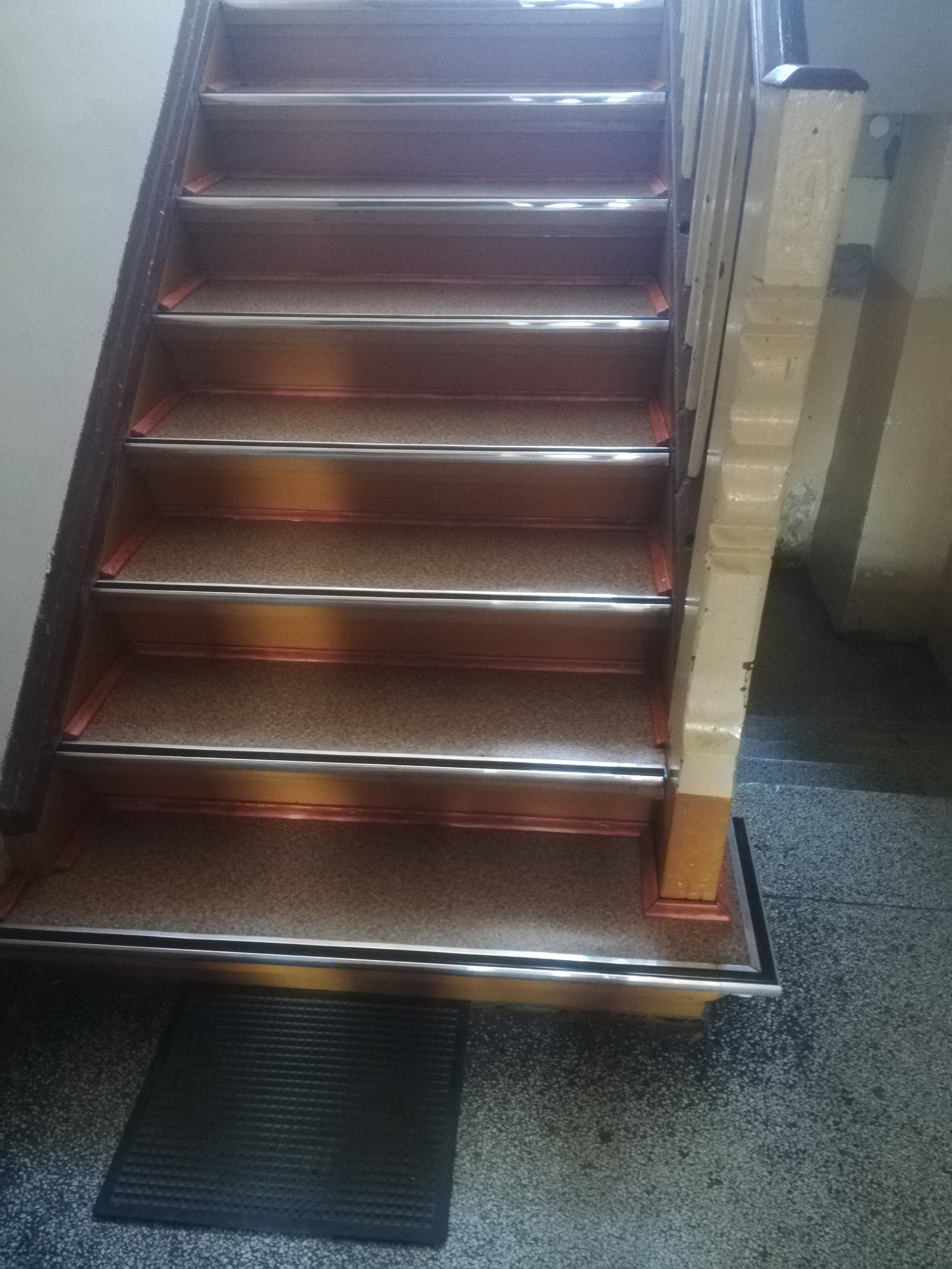 Końcowy efekt po nałożeniu nowego PCV i narożników.