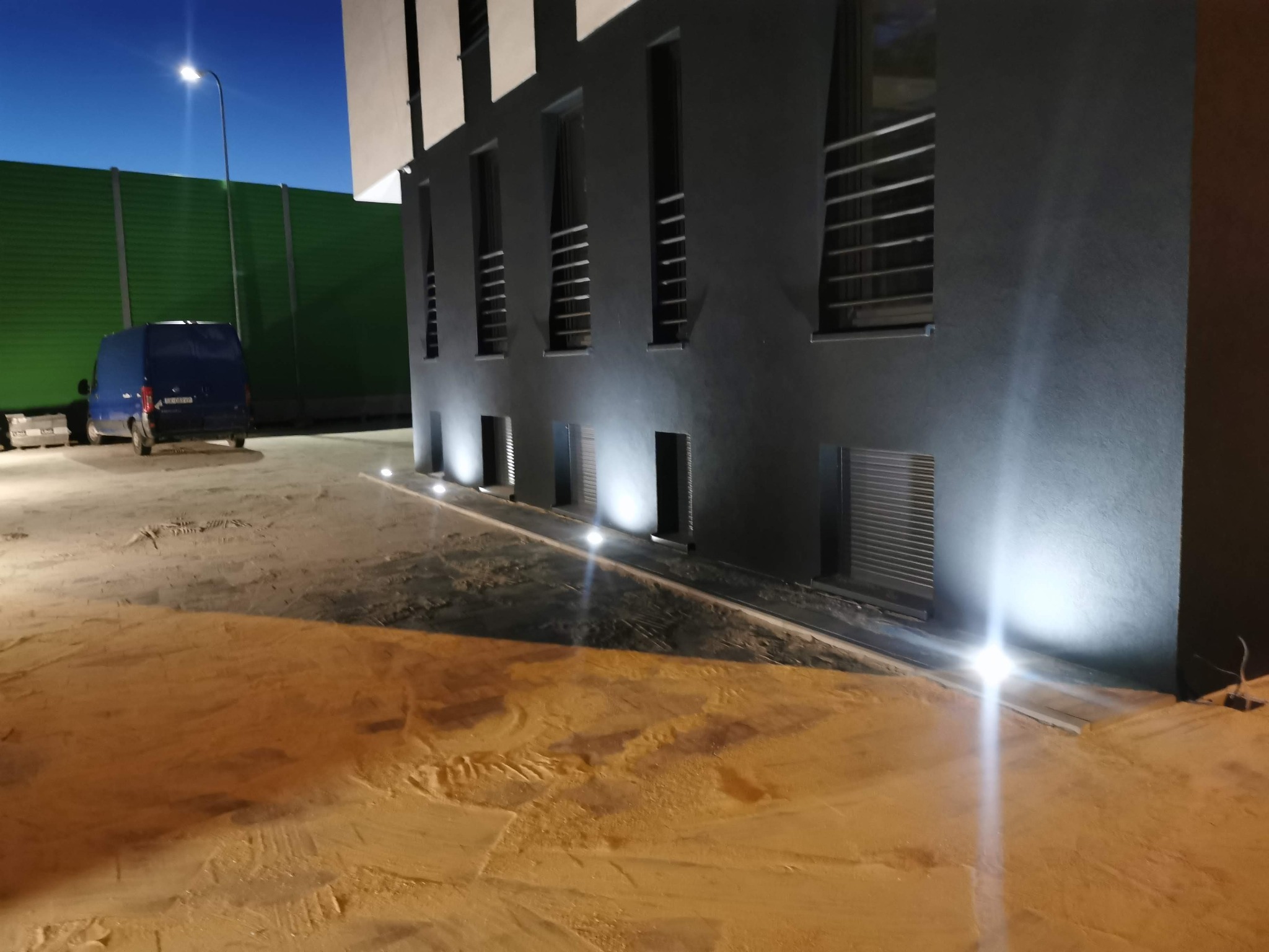 Montaż oświetlenia zewnętrznego w budynku biurowym w Katowicach.