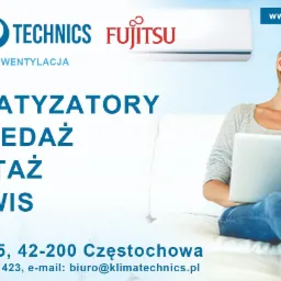 Reklama firmy Klima Technics i Fujitsu oferującej klimatyzatory, montaż i serwis. Kobieta z laptopem siedzi na białej kanapie, w tle klimatyzator ścienny.