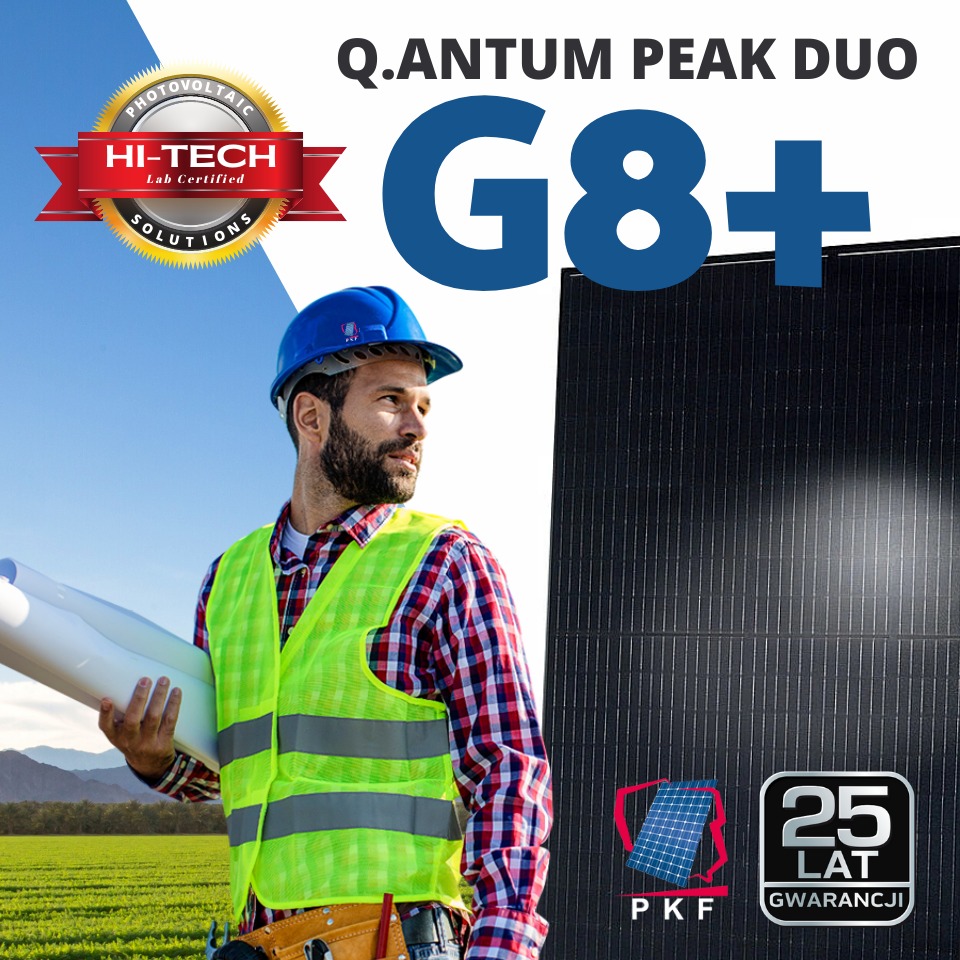 Instalator w kasku i kamizelce odblaskowej, trzymający zwój planów, stoi na tle pola i pojedynczego panelu słonecznego Q.ANTUM PEAK DUO G8+ z 25-letnią gwarancją.