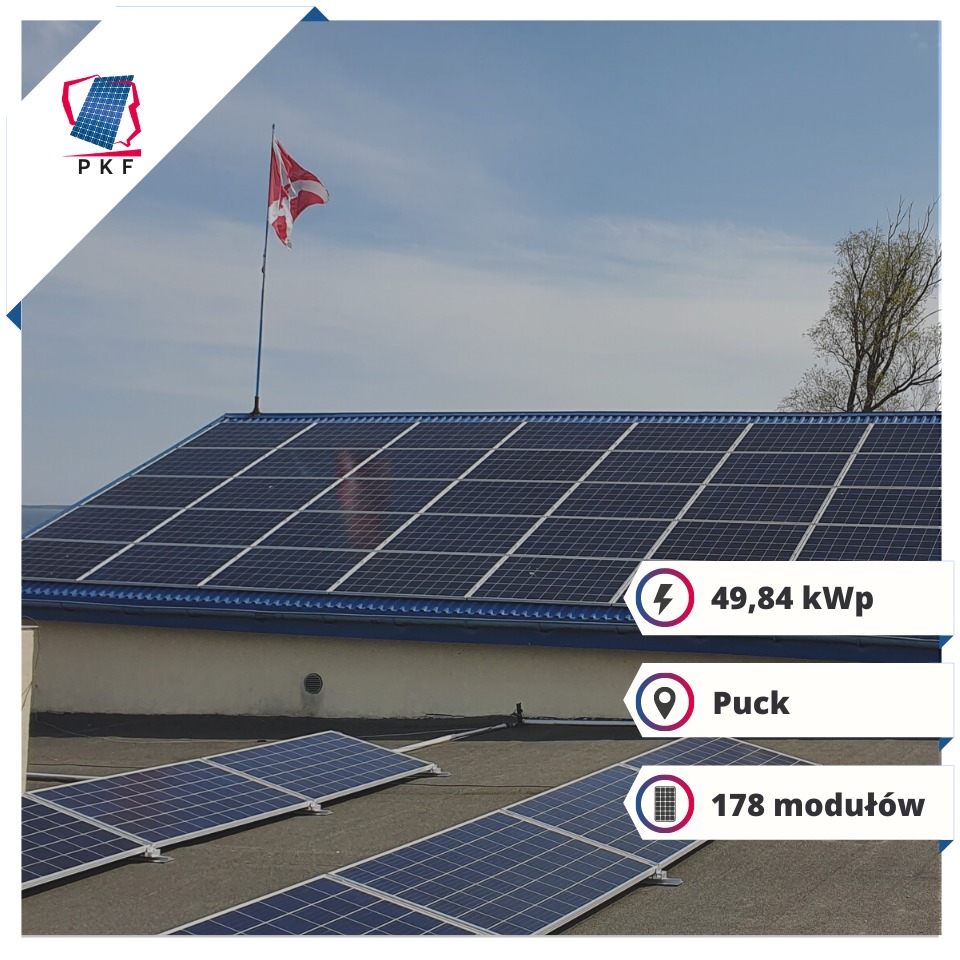 Instalacja fotowoltaiczna o mocy 49,84 kWp z 178 modułów na dachu budynku w Pucku, flaga na maszcie, logo firmy PKF w rogu.