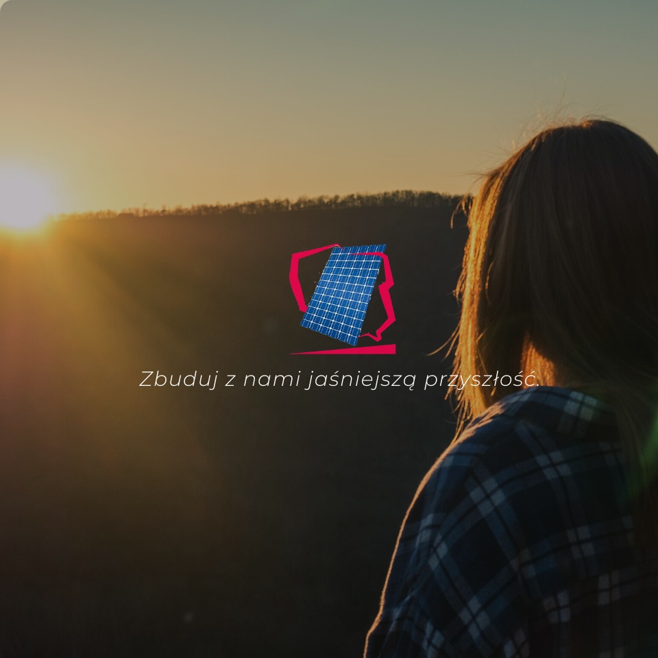 Kobieta w kraciastej koszuli spogląda na zachód słońca, z nałożonym logo paneli słonecznych i hasłem 'Zbuduj z nami jaśniejszą przyszłość'.