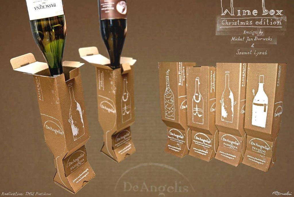 Projekt opakowań na wino z tektury, butelka umieszczona do góry dnem, z odręczną grafiką butelki na opakowaniu, w tle widoczne inne wersje opakowań.