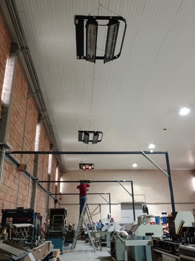 Ogrzewanie promiennikami elektrycznymi o mocy maksymalnej 64 kW.