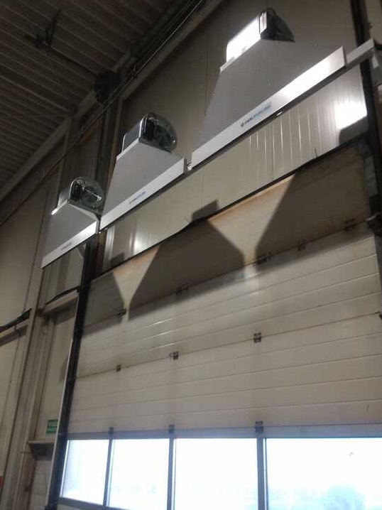 Przemysowe kurtyny powietrzne EUWIND zamontowane nad bramą.