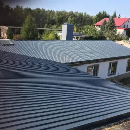 Efekt końcowy . Nabicie łat, wypoziomowanie , obicie blacha trapezowa , zrobienie obróbek i obrobienie komina