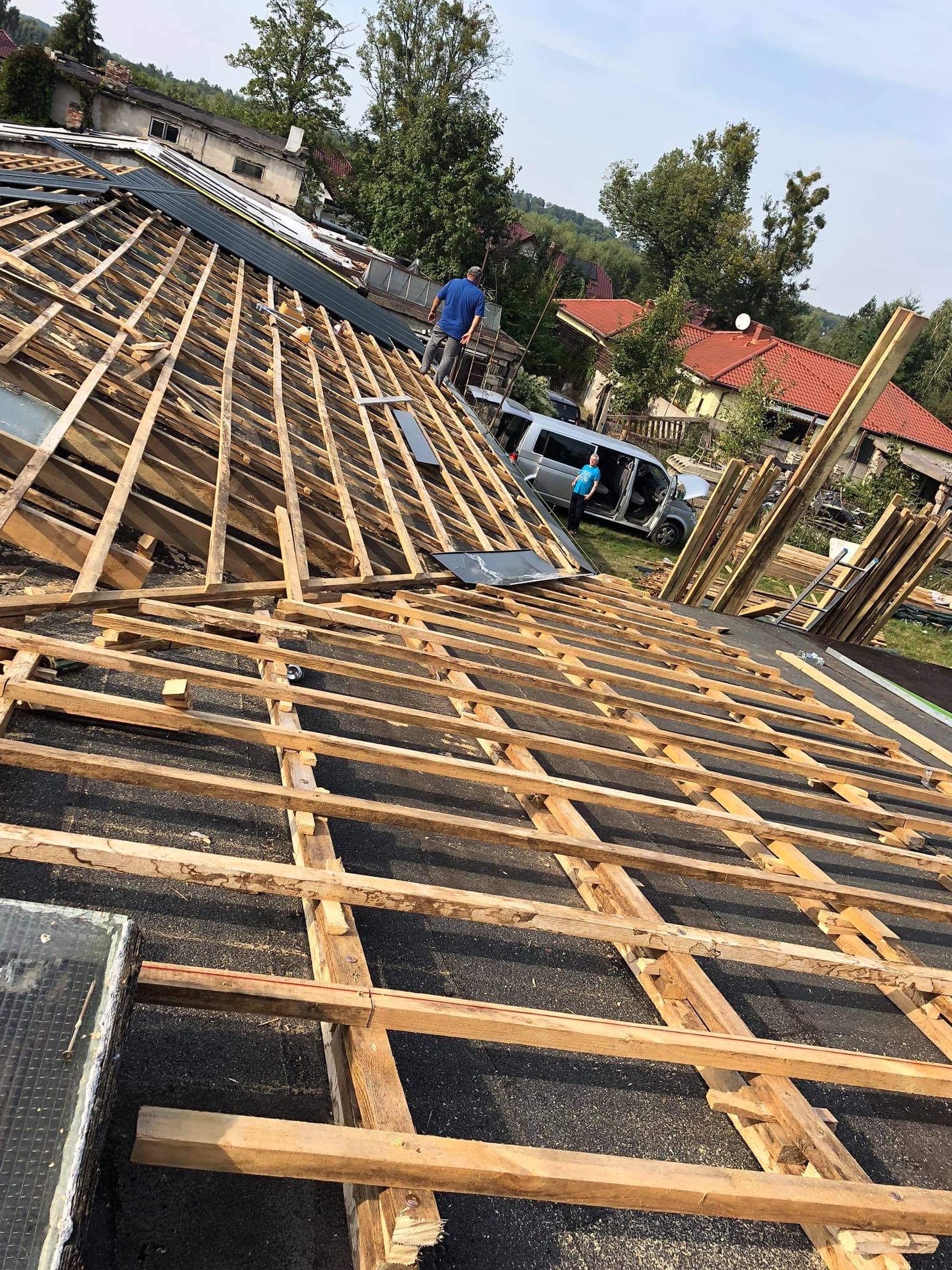 Reperacja i prostowanie dachu .