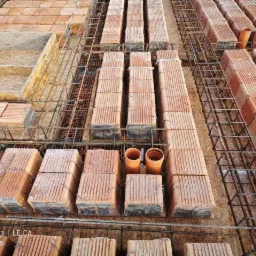 Konstrukcja stropu Teriva z widocznym deskowaniem szalunkowym, zbrojeniem i pustakami ceramicznymi.