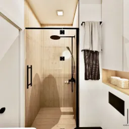 Wizualizacja łazienki z kabiną prysznicową wykończoną drewnem, czarną armaturą i elementami dekoracyjnymi, takimi jak ręczniki na wieszaku i koszyk na półce.