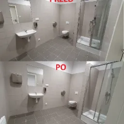 Porównanie łazienki przed i po czyszczeniu, widoczne różnice w czystości płytek podłogowych i kabiny prysznicowej.