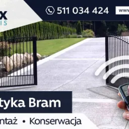 Otwarta, czarna, automatyczna brama wjazdowa sterowana pilotem, z kamiennymi słupkami i dekoracyjnymi kamieniami po bokach, prowadząca do rezydencji z zadbanym trawnikiem.