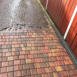 Czyszczenie kostki brukowej.