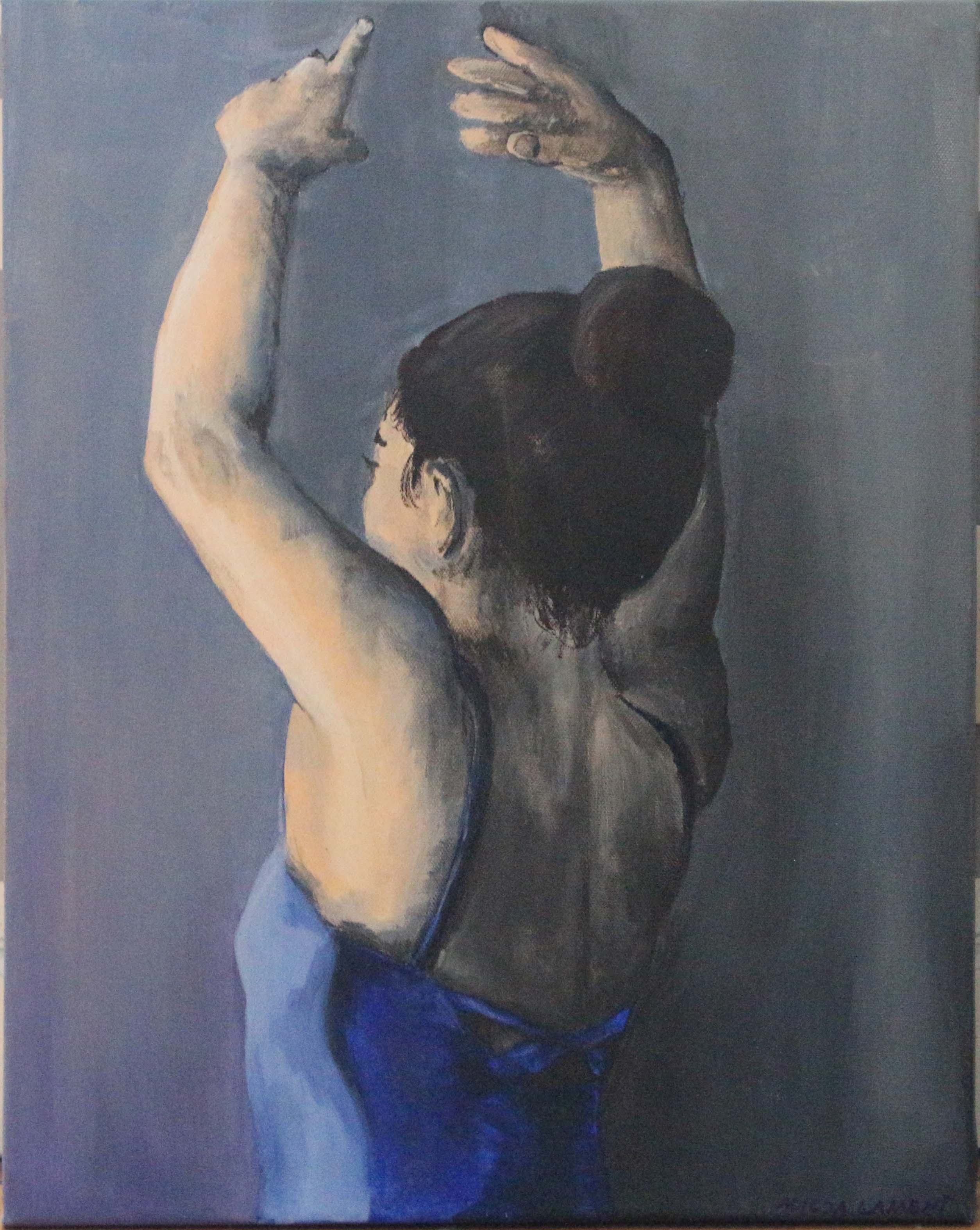 Obraz przedstawia postać kobiety od tyłu, z uniesionymi rękami, w niebieskiej sukience, namalowana w odcieniach szarości i błękitu.
