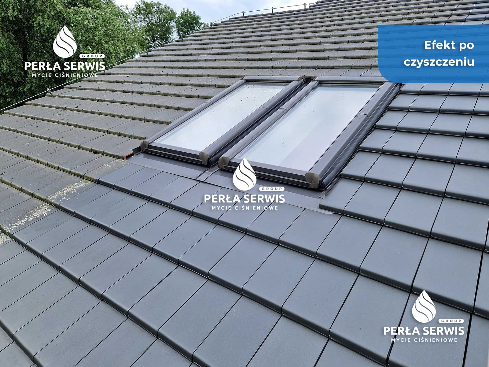 Częściowo wyczyszczony, szary dach z dachówkami i dwoma oknami dachowymi, z widocznym kontrastem między czystą a brudną powierzchnią, z logotypem firmy naklejonym na zdjęciu.