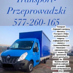 Niebieski samochód dostawczy Renault z plandeką na tle kostki brukowej i budynku, z tekstem reklamowym usług transportowych i numerem telefonu