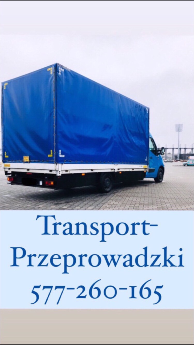 Niebieski samochód dostawczy z plandeką na parkingu z kostki brukowej, w tle widoczne zaparkowane samochody i maszty oświetleniowe.