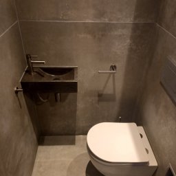 Kompleksowe wykończenie domu zostało zrealizowane przez firmę MGS-BUD, z dbałością o każdy detal.