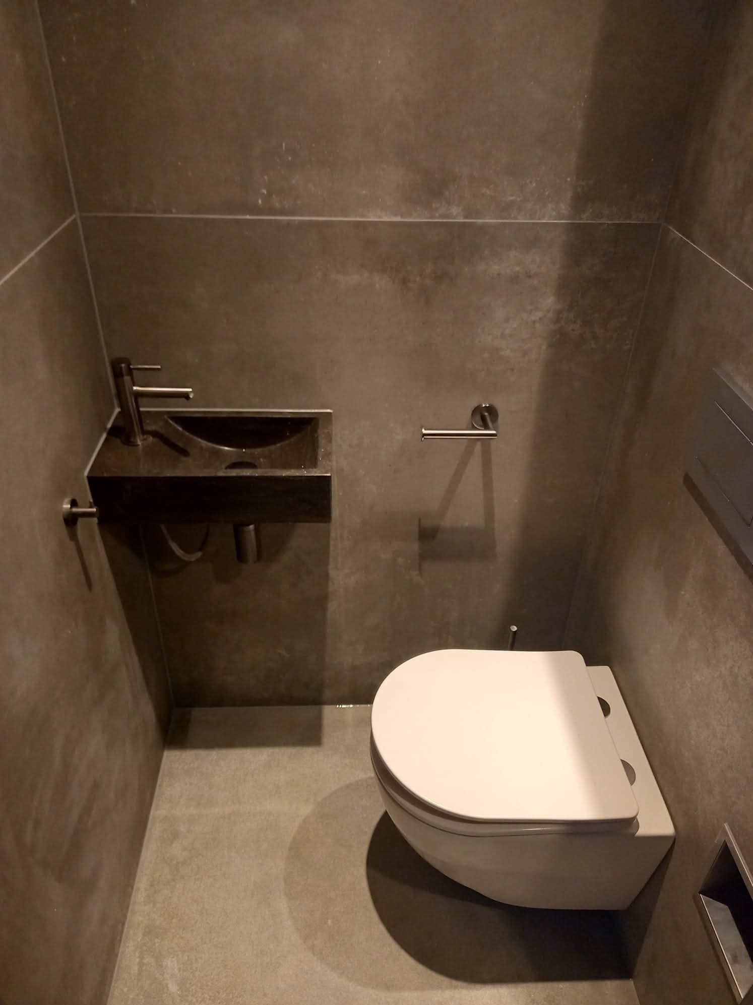 Kompleksowe wykończenie domu zostało zrealizowane przez firmę MGS-BUD, z dbałością o każdy detal.