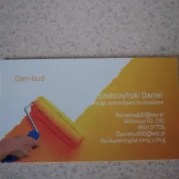 Wizytówka firmy Dan-bud z ilustracją wałka malarskiego nanoszącego pomarańczowo-żółtą farbę, zawierająca dane kontaktowe: imię i nazwisko, adres e-mail, adres i numer telefonu oraz hasło reklamowe...