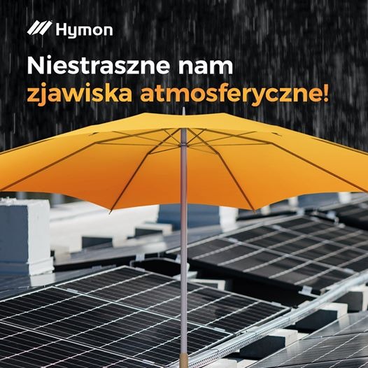 Żółty parasol chroniący panele fotowoltaiczne przed deszczem, z logo firmy Hyman w tle.