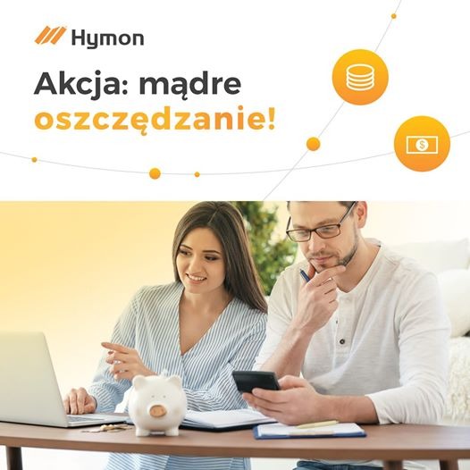 Para analizująca dane finansowe na laptopie i kalkulatorze, obok świnka skarbonka, logo Hymoń i hasło 'Akcja: mądre oszczędzanie!'