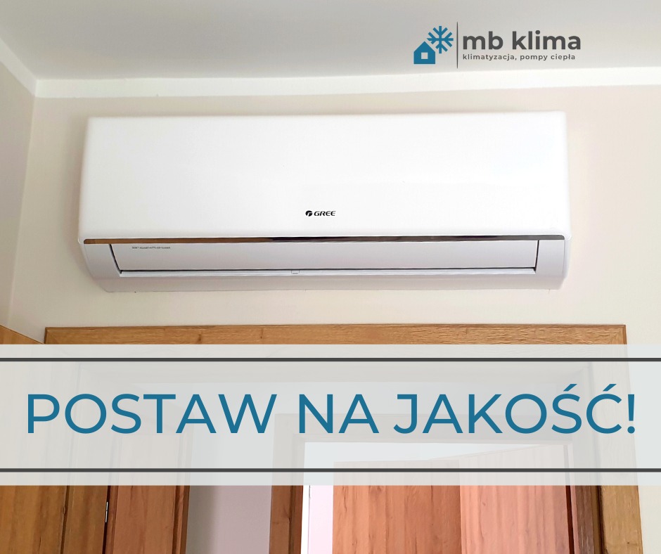 Biały klimatyzator marki Gree zamontowany na ścianie nad drewnianą framugą drzwi, z widocznym logo firmy mb klima w rogu.