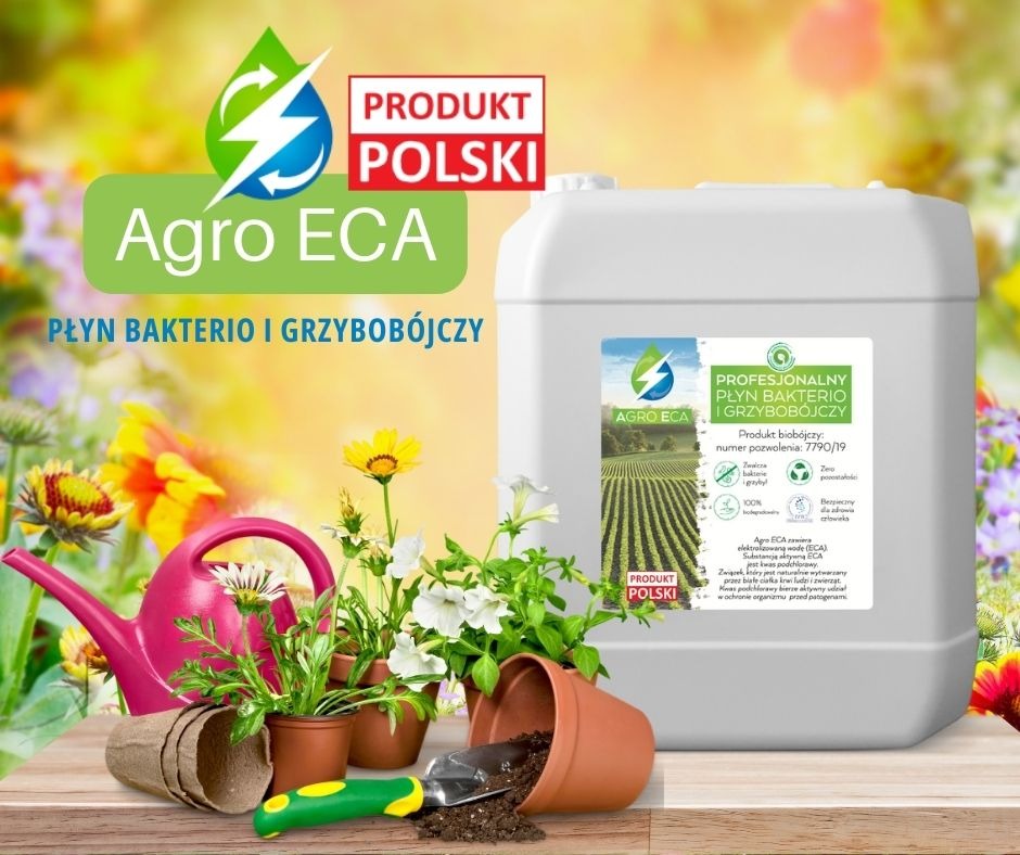 Kanister z płynem bakterio i grzybobójczym Agro ECA na tle kwiatów, konewki i doniczek z ziemią, z łopatką ogrodniczą w przewróconej doniczce.