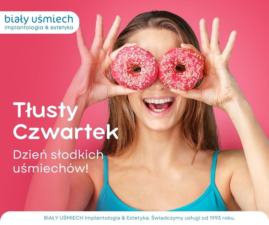 Uśmiechnięta kobieta trzymająca przed oczami dwa pączki z różowym lukrem i posypką na tle różowego studia, z widocznym logo firmy stomatologicznej w lewym górnym rogu i hasłem reklamowym 'Tłusty...