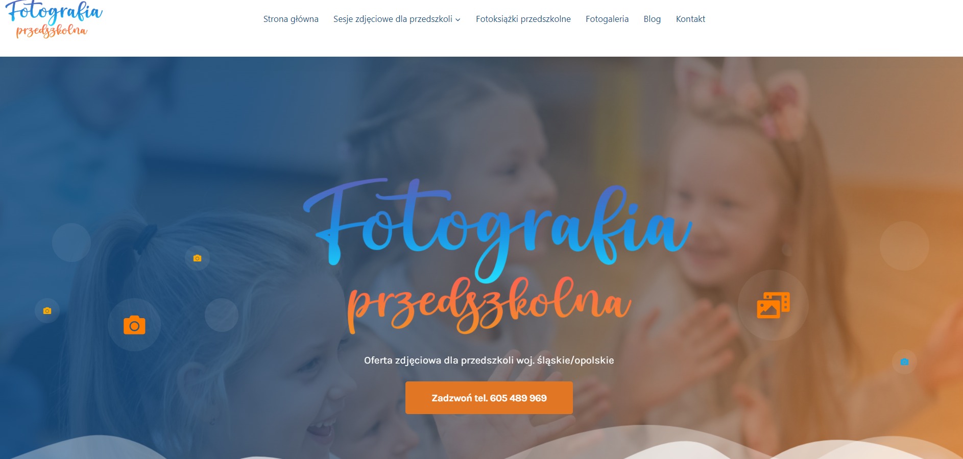 Strona internetowa fotografa przedszkolnego z rozmytym tłem dzieci i napisem 'Fotografia przedszkolna' w kolorze niebiesko-pomarańczowym.