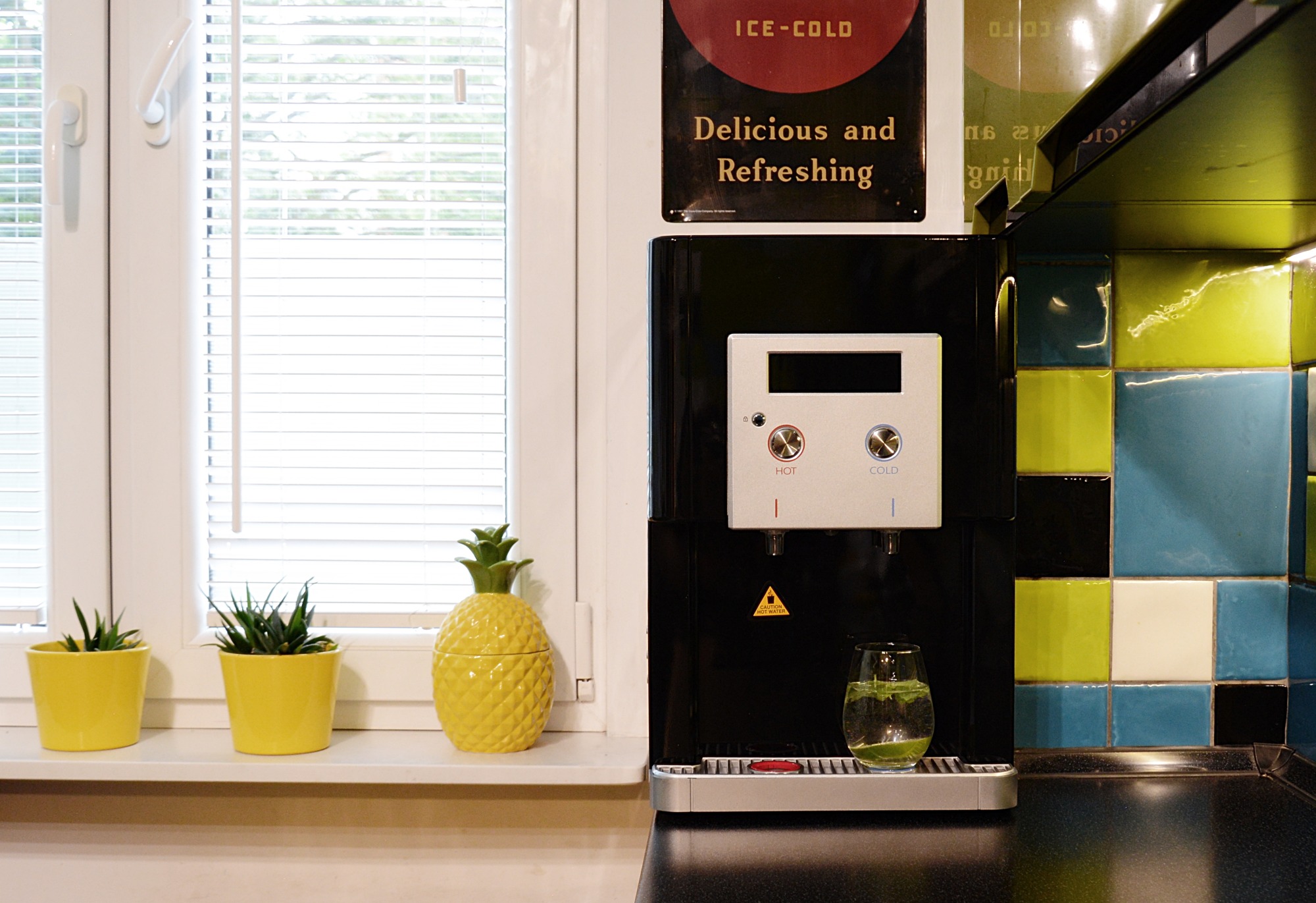 INNOWACYJNY SYSTEM FILTRACJI 100% naturalnych minerałów dzięki podłączeniu do źródła bieżącej wody