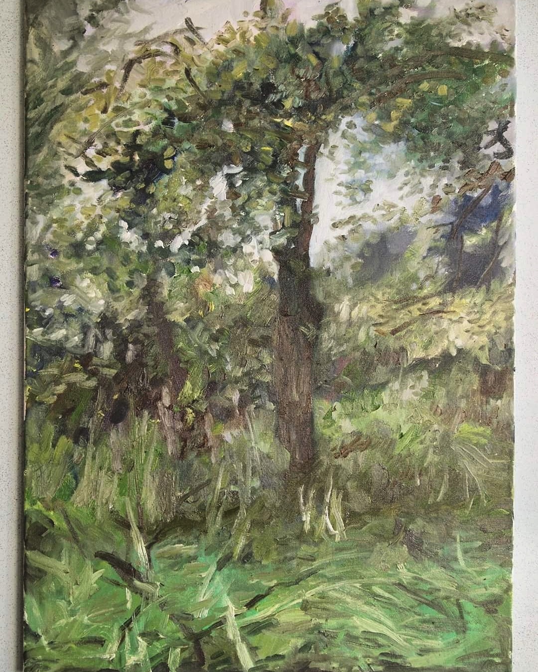 Obraz olejny przedstawiający krajobraz z drzewem w centrum kompozycji, wykonany grubymi pociągnięciami pędzla w zielonej tonacji. Widoczne faktury farby i niuanse światłocienia oddające leśną...