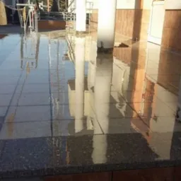 Realizacja powłok transparentnych na powierzchni tarasów.