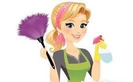 Uśmiechnięta blondynka w zielonym fartuchu, trzymająca fioletową miotełkę do kurzu i spryskiwacz z płynem w gumowej rękawicy, grafika ilustracyjna.