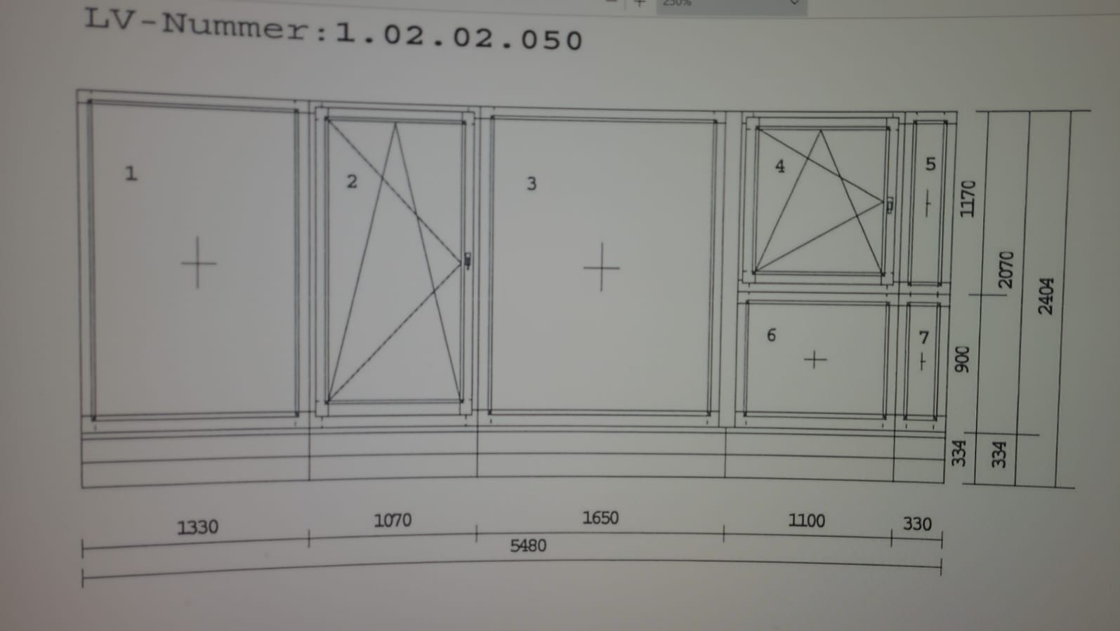 Techniczny rysunek architektoniczny okien z wymiarami, prezentujący szczegółowy schemat konstrukcyjny i podział na poszczególne elementy okienne.
