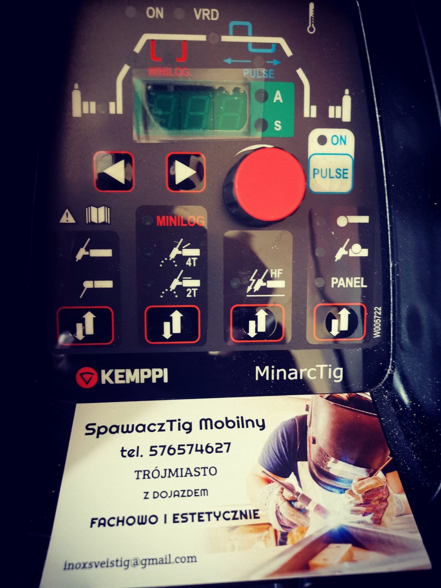 Panel sterowania spawarki Kemppi MinarcTig z widoczną wizytówką mobilnego spawacza TIG z Trójmiasta, oferującego fachowe i estetyczne usługi.