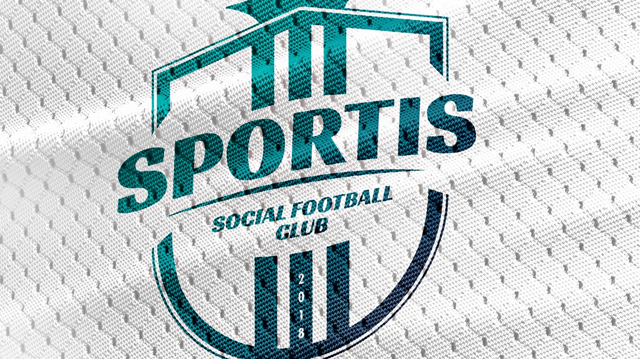 Logo 'SPORTIS Social Football Club' w odcieniach turkusu i granatu, umieszczone na białym tle imitującym tkaninę z drobną fakturą.