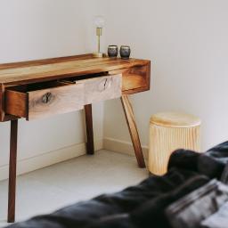 Toaletka wykonana przez THIS IS WOOD z palonego orzecha. 