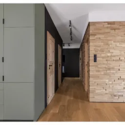 Matowa kuchnia, czerń i drewniana okładzina od THIS IS WOOD.